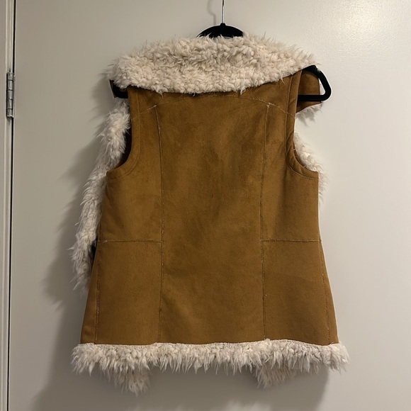 Two by Vince Camuto Faux Fur Vest - Picture 2 of 4